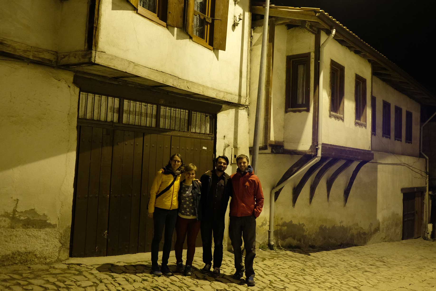 Leo, Natalia, Mustafa und Sebastian stehen vor einem Haus