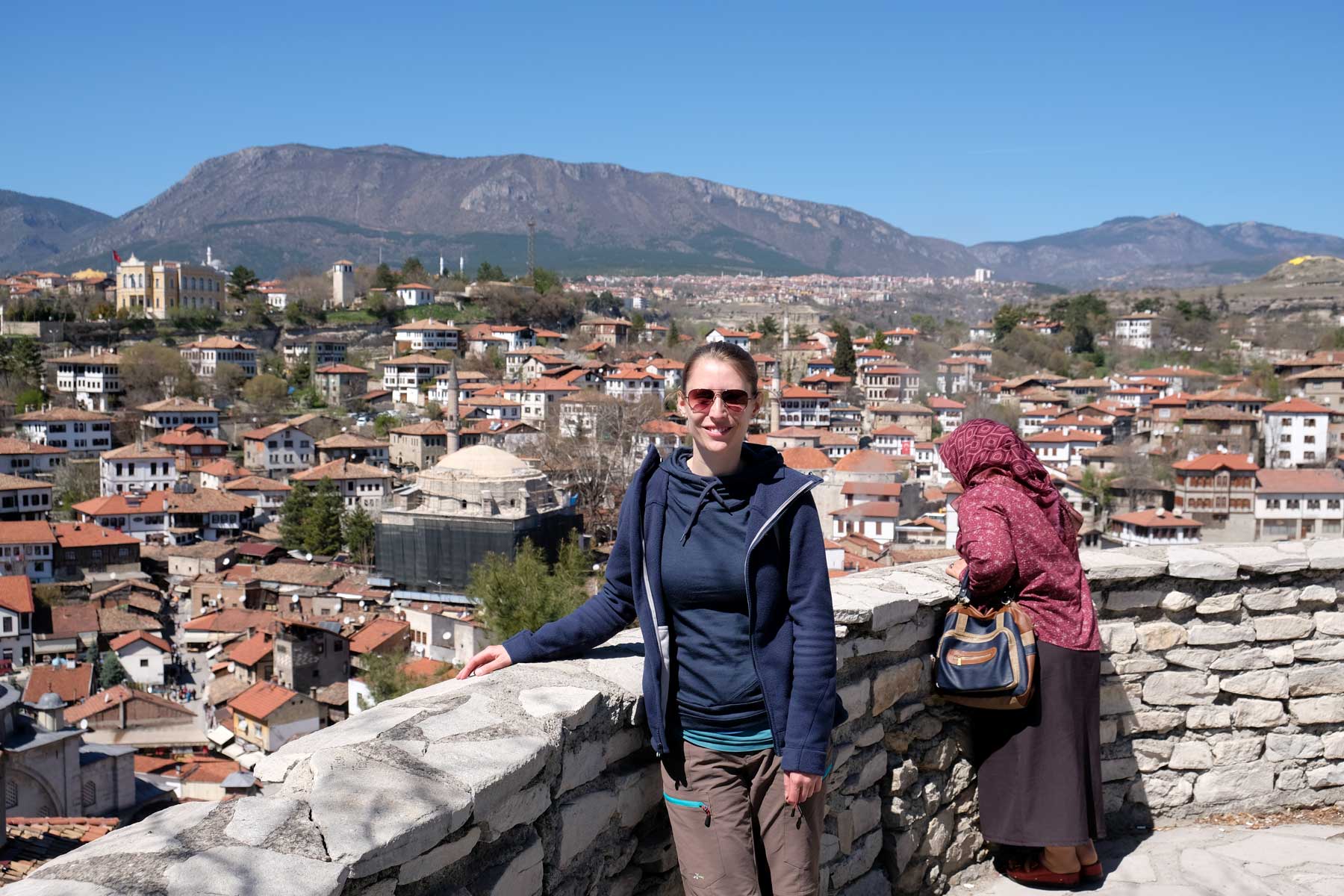 Leo vor einer Mauer in Safranbolu