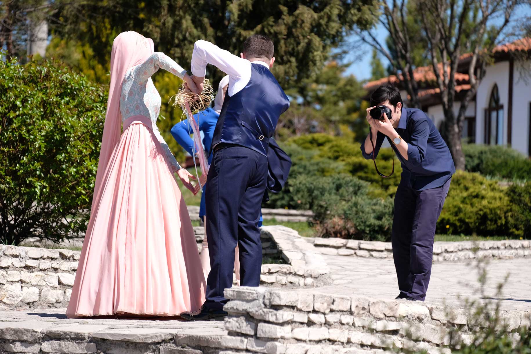 Ein Brautpaar wird fotografiert