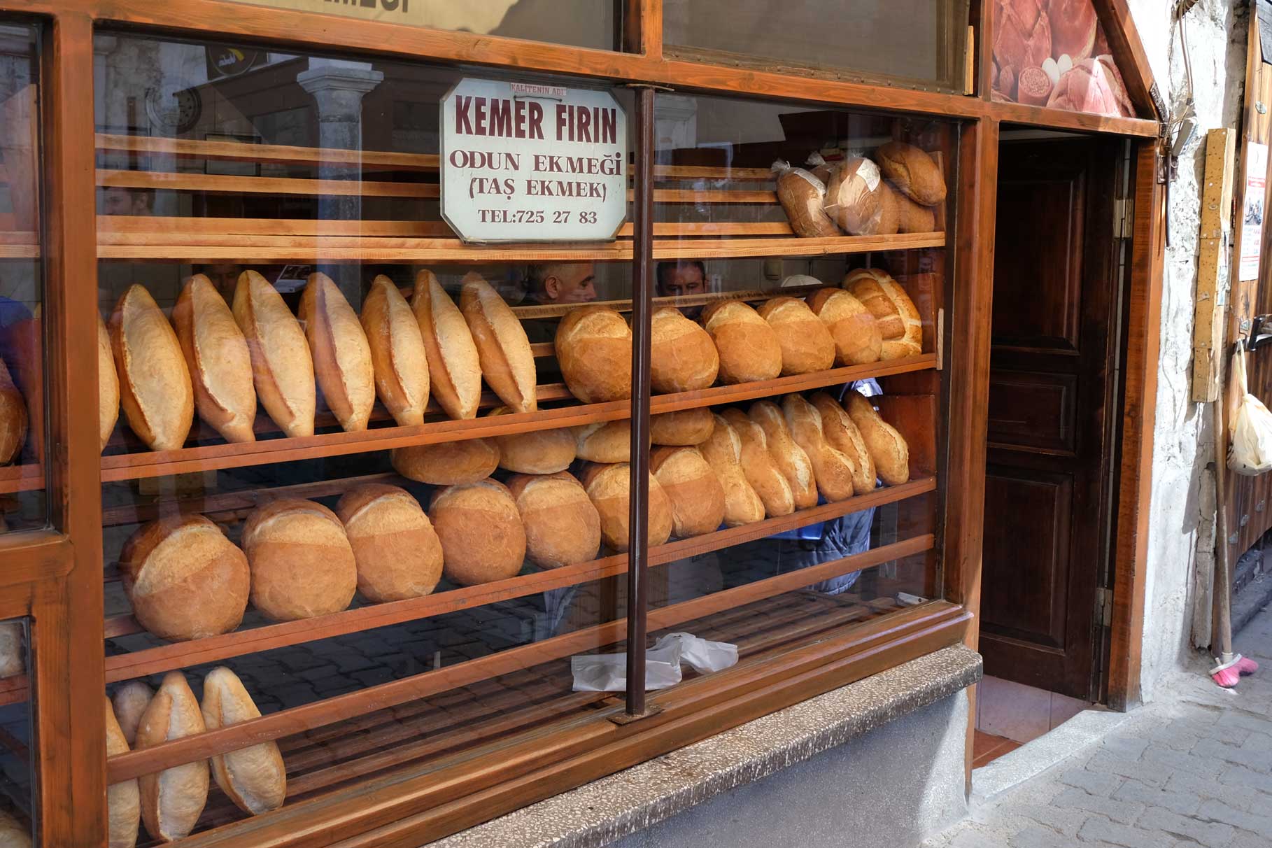Brot in der Auslage einer Bäckerei
