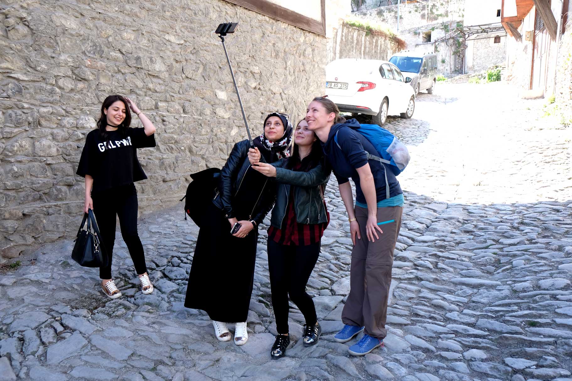 Leo macht ein Selfie mit Studentinnen