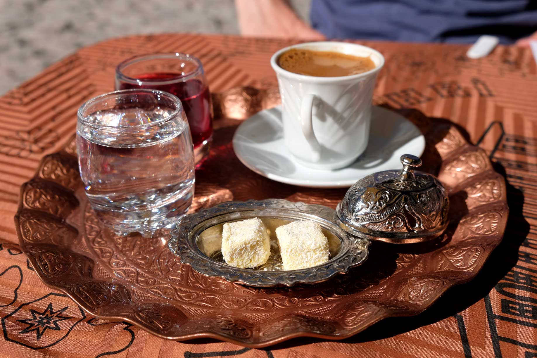 Türkischer Kaffee, Wasser und Lokum auf einem Tablett