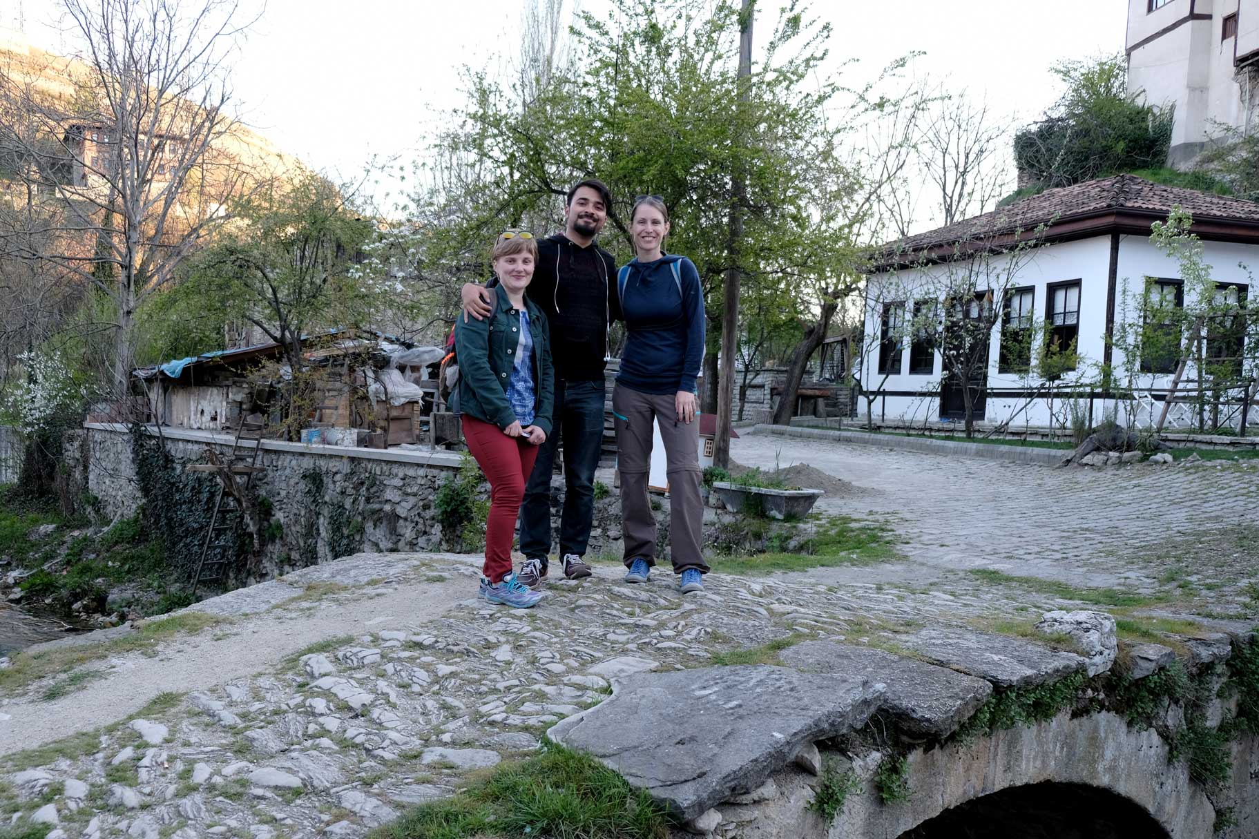 Natalia, Mustafa und Leo auf einer Steinbrücke