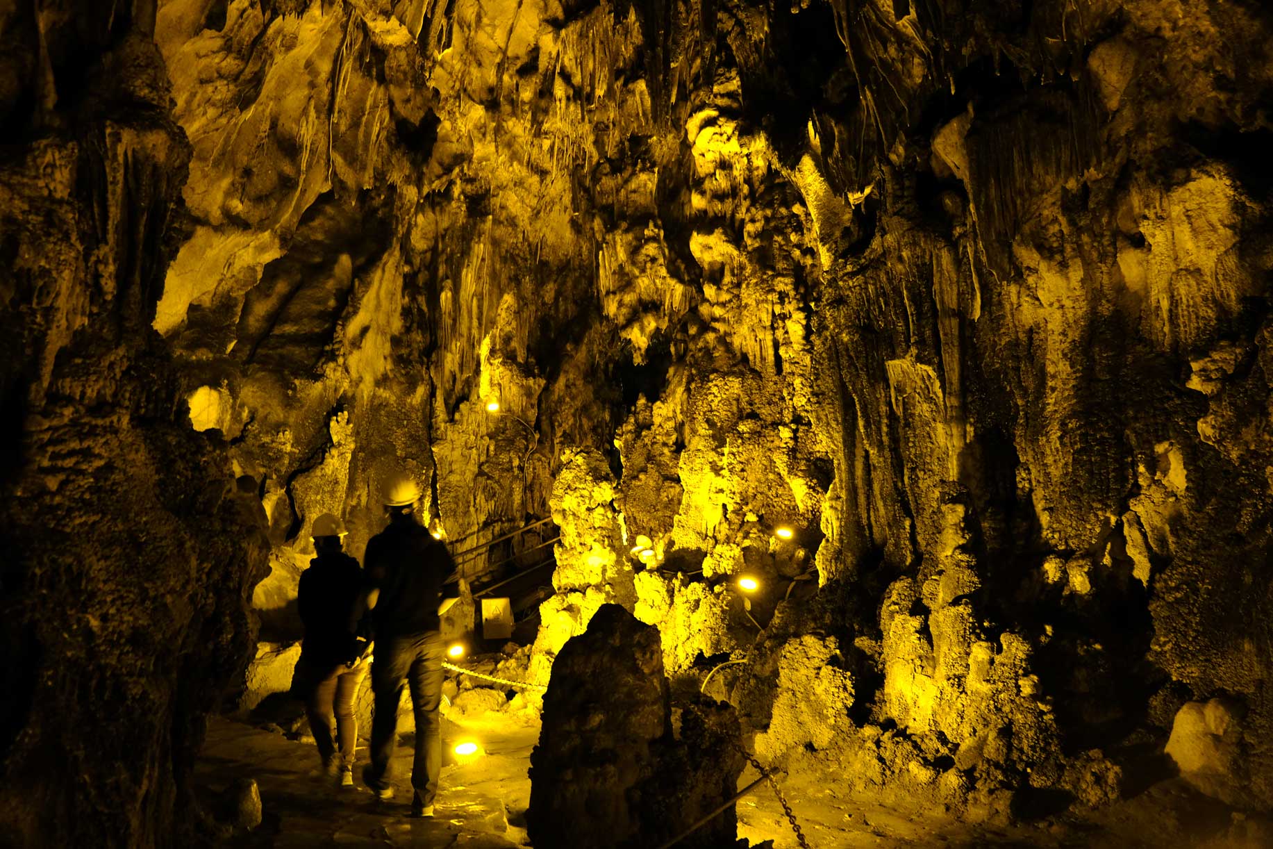 Personen in einer Tropfsteinhöhle