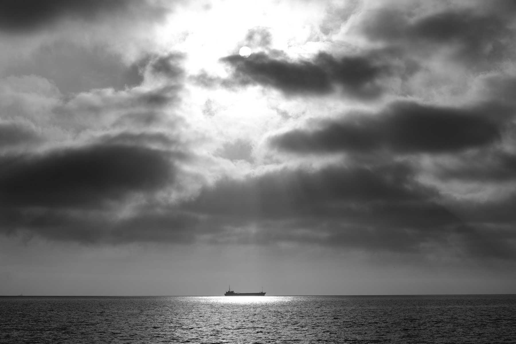 Ein Schiff auf dem Meer