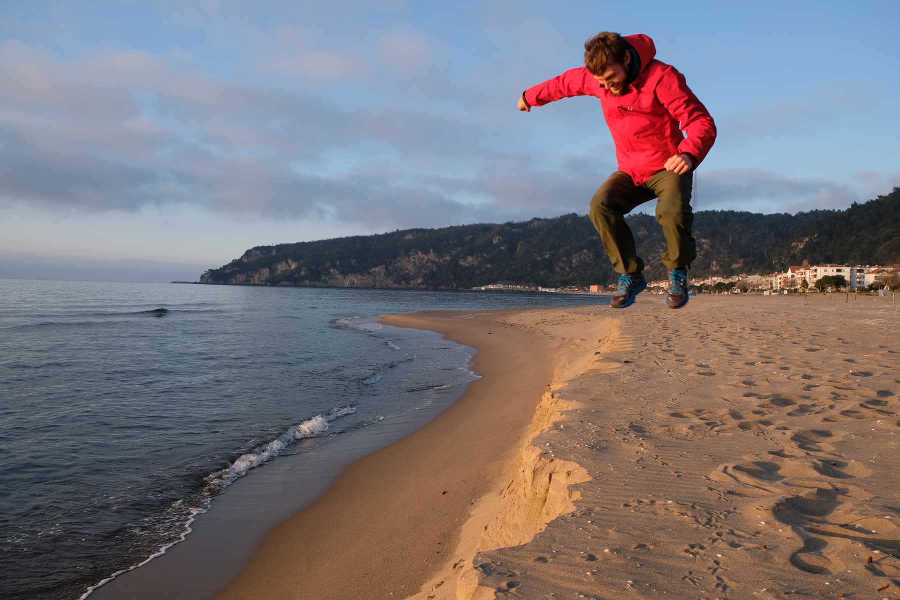 Sebastian springt am Strand