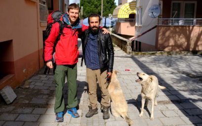 Sebastian und Muammer stehen neben zwei Hunden