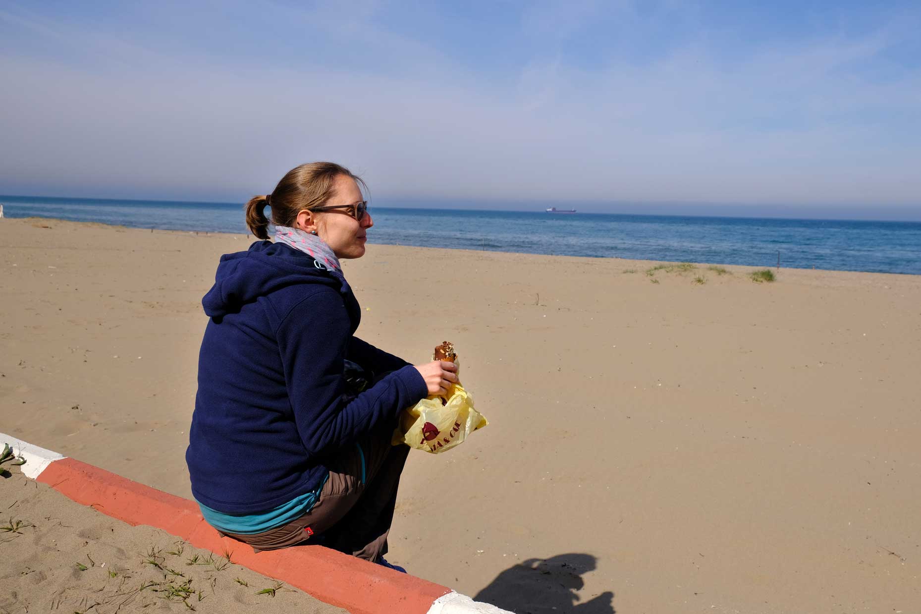 Leo isst am Strand