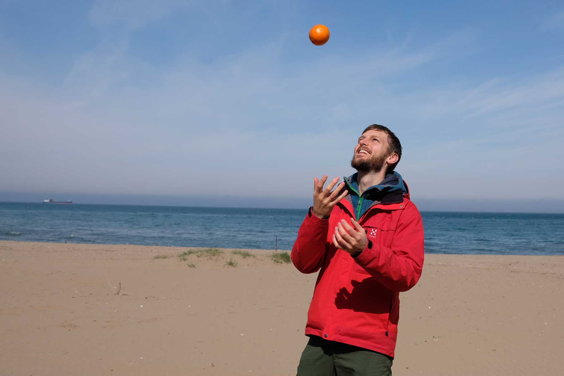 Sebastian jongliert am Strand