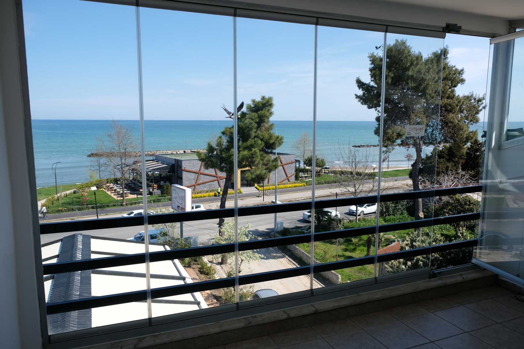 Blick aus einem Haus aufs Meer