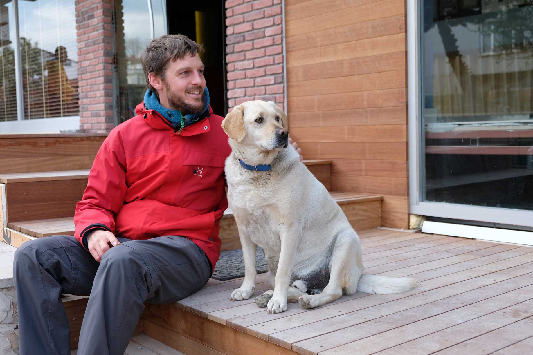 Sebastian sitzt neben einem Hund