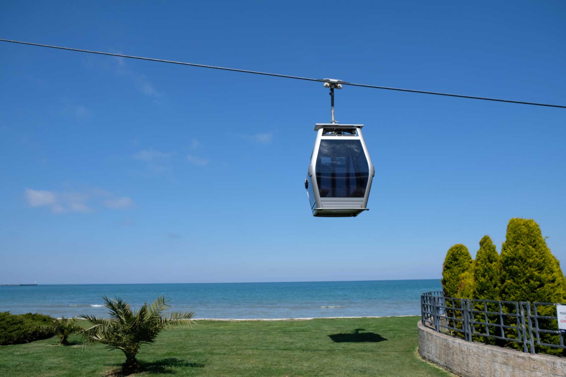 Eine Gondelbahn vor dem Meer