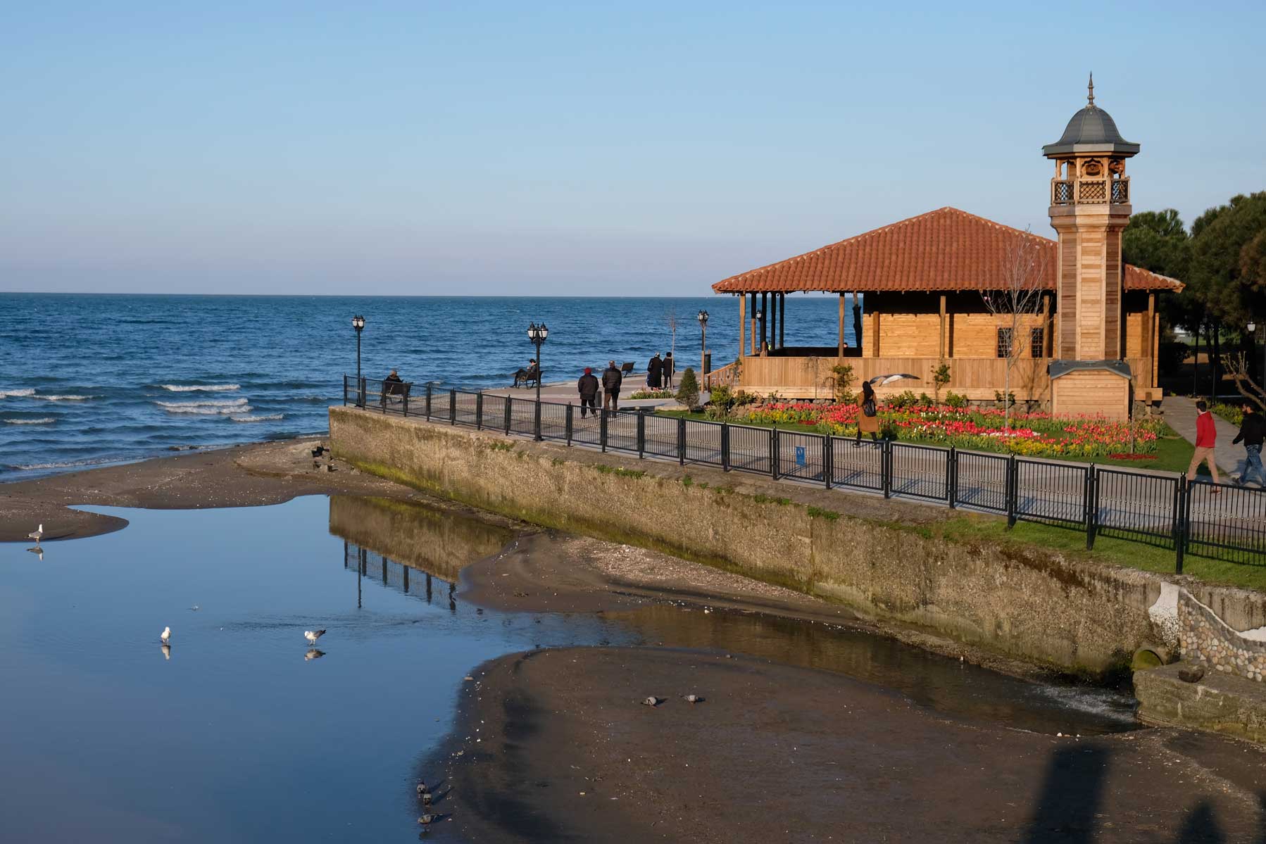 Eine Holz-Moschee am Meer