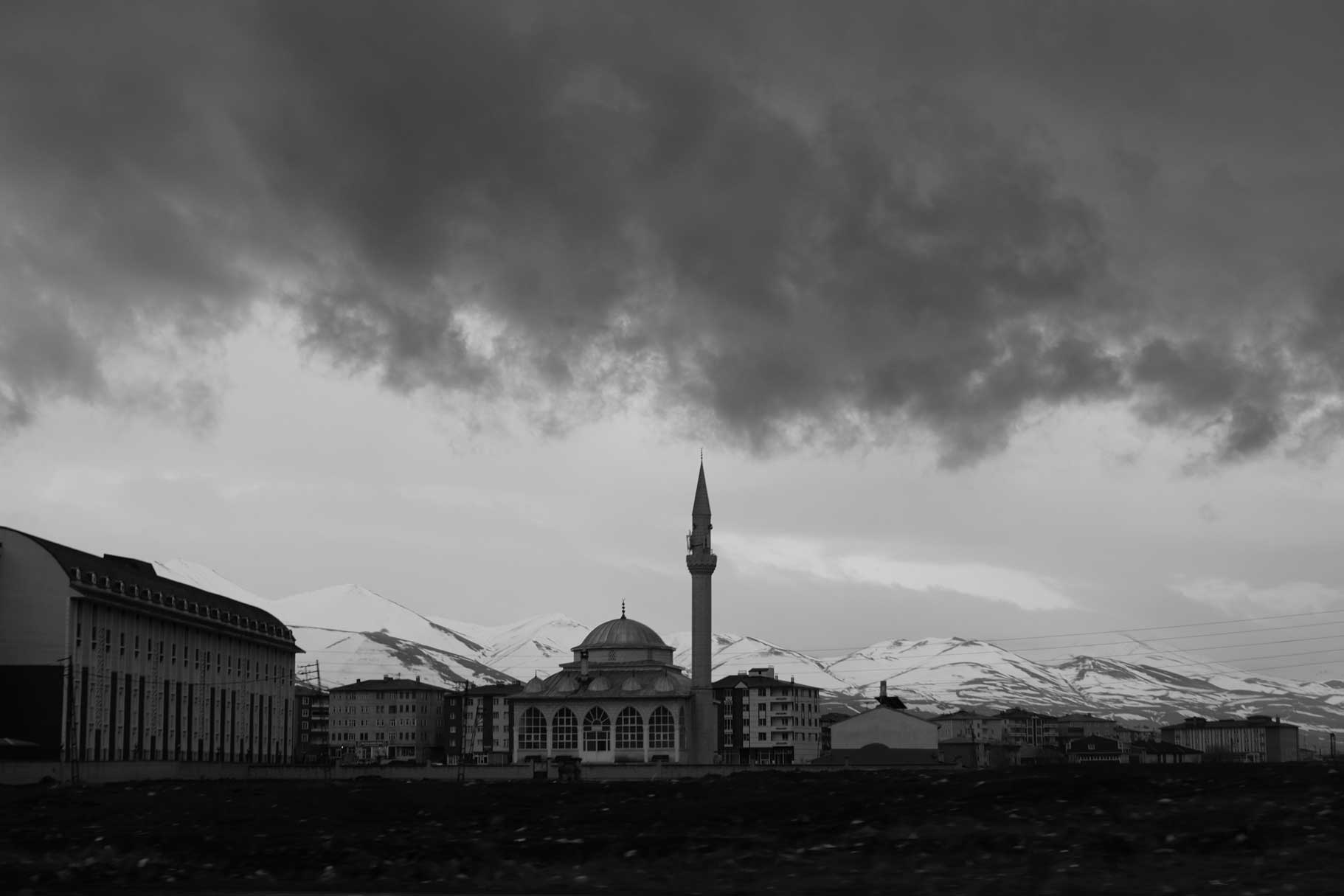 Regenwolken über einer Moschee