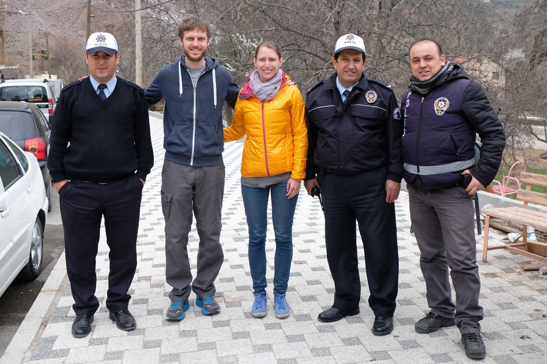 Leo und Sebastian mit drei türkischen Polizisten