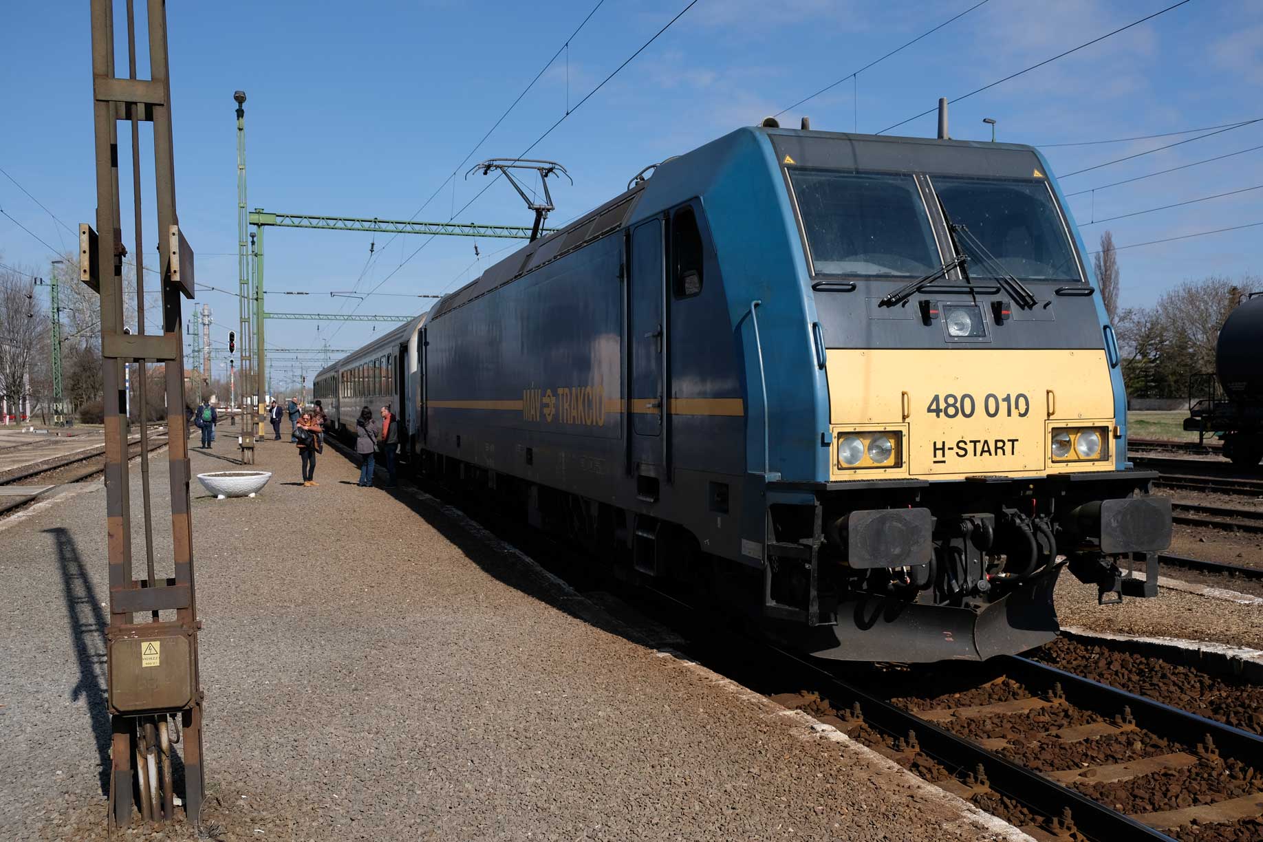 Zug am Bahnsteig