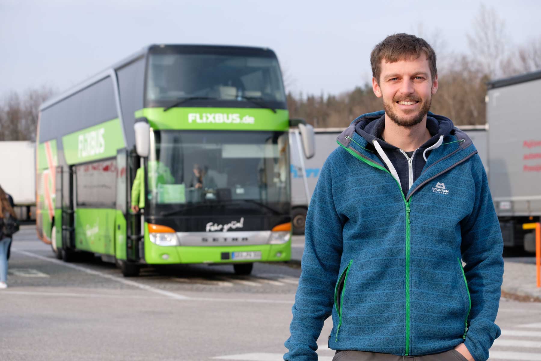 Sebastian steht vor einem Fernbus