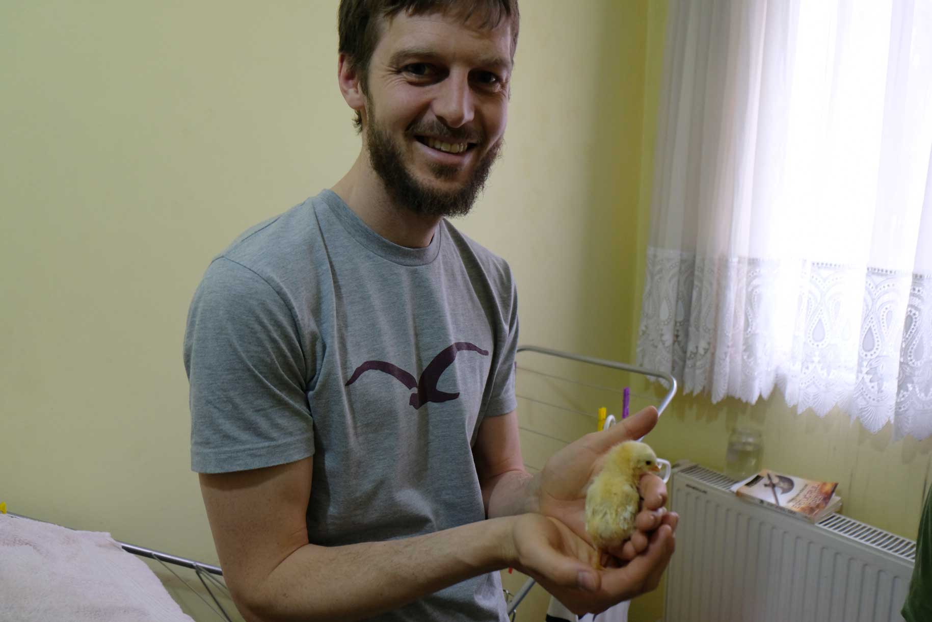 Sebastian hält ein Küken in der Hand