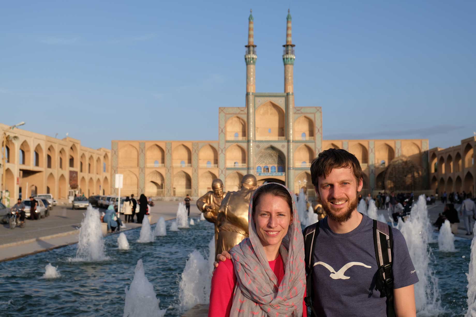 Leo und Sebastian vor dem Meydan-e Amir Chaqmaq in Yazd