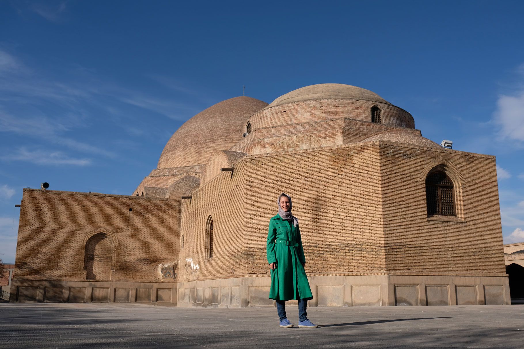 Leo vor der blauen Moschee in Tabriz