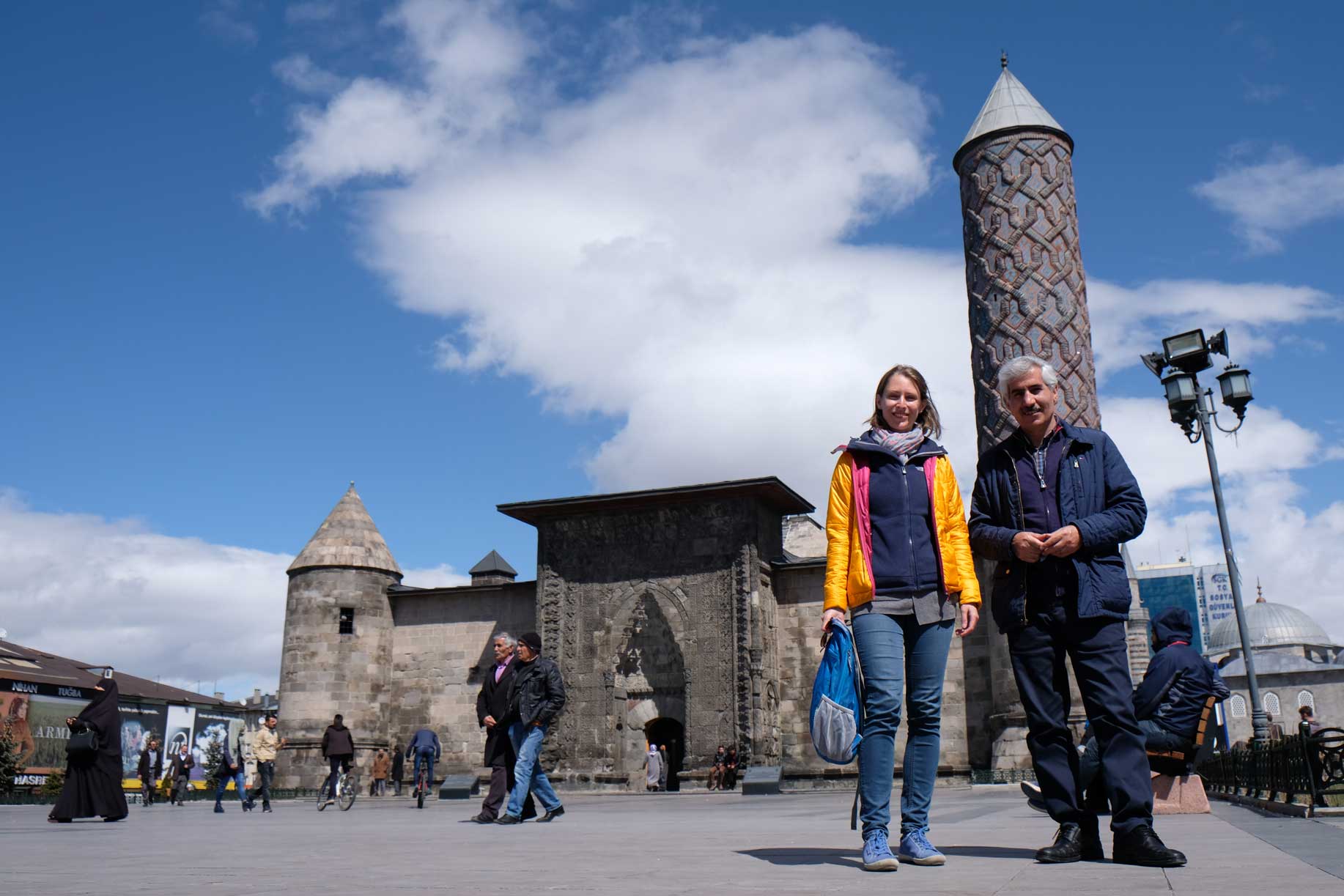 Leo und Fesih vor der Yakutiye-Medrese in Erzurum