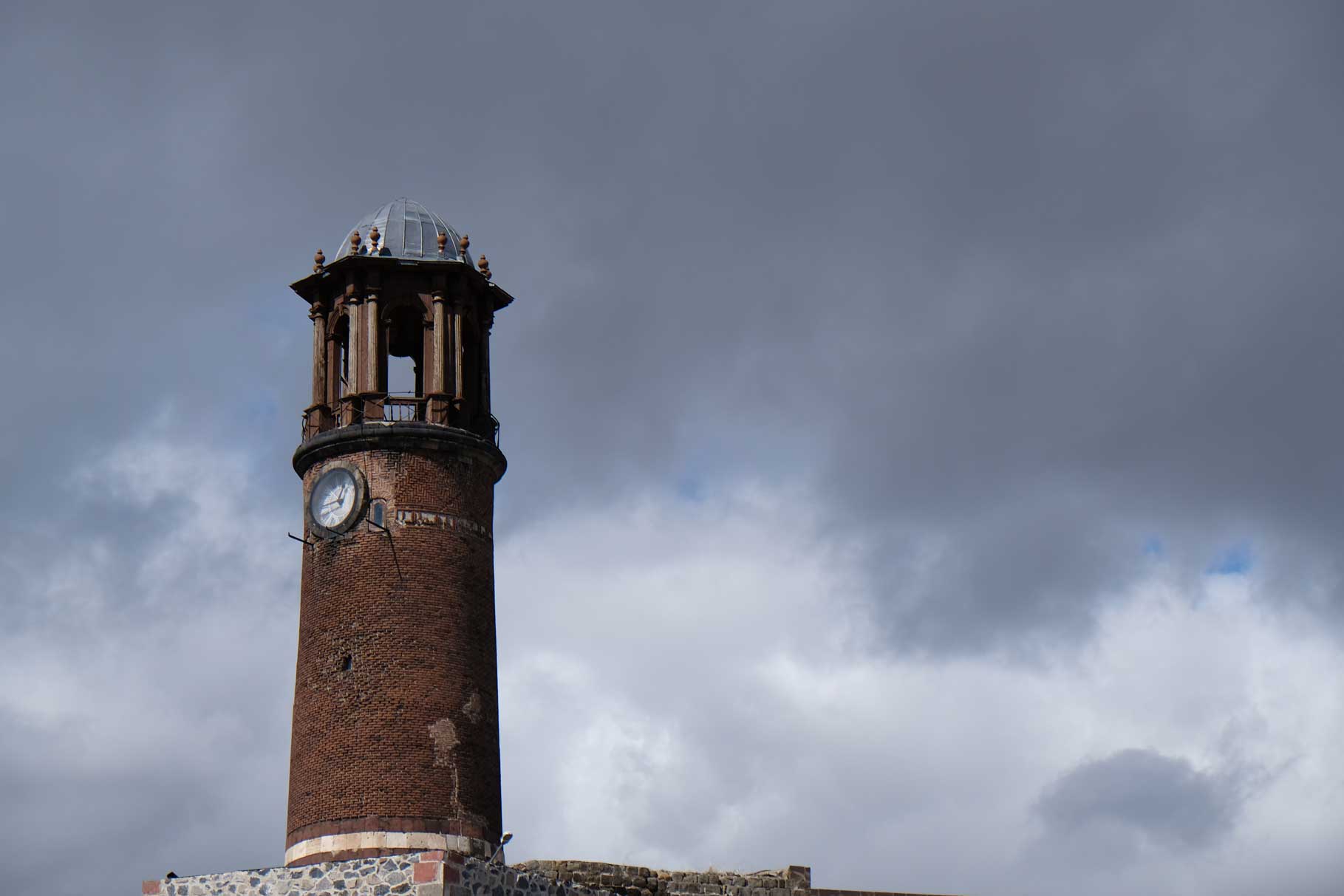 Ein Turm mit Uhr