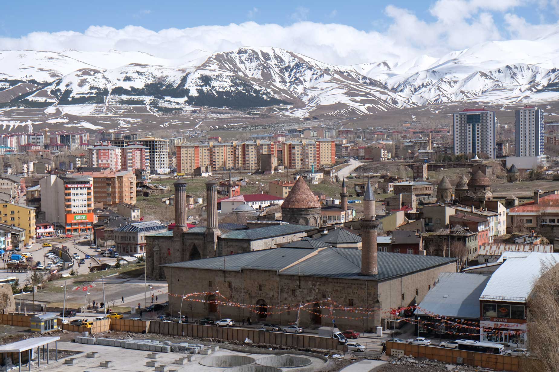 Erzurum vor verschneiten Bergen