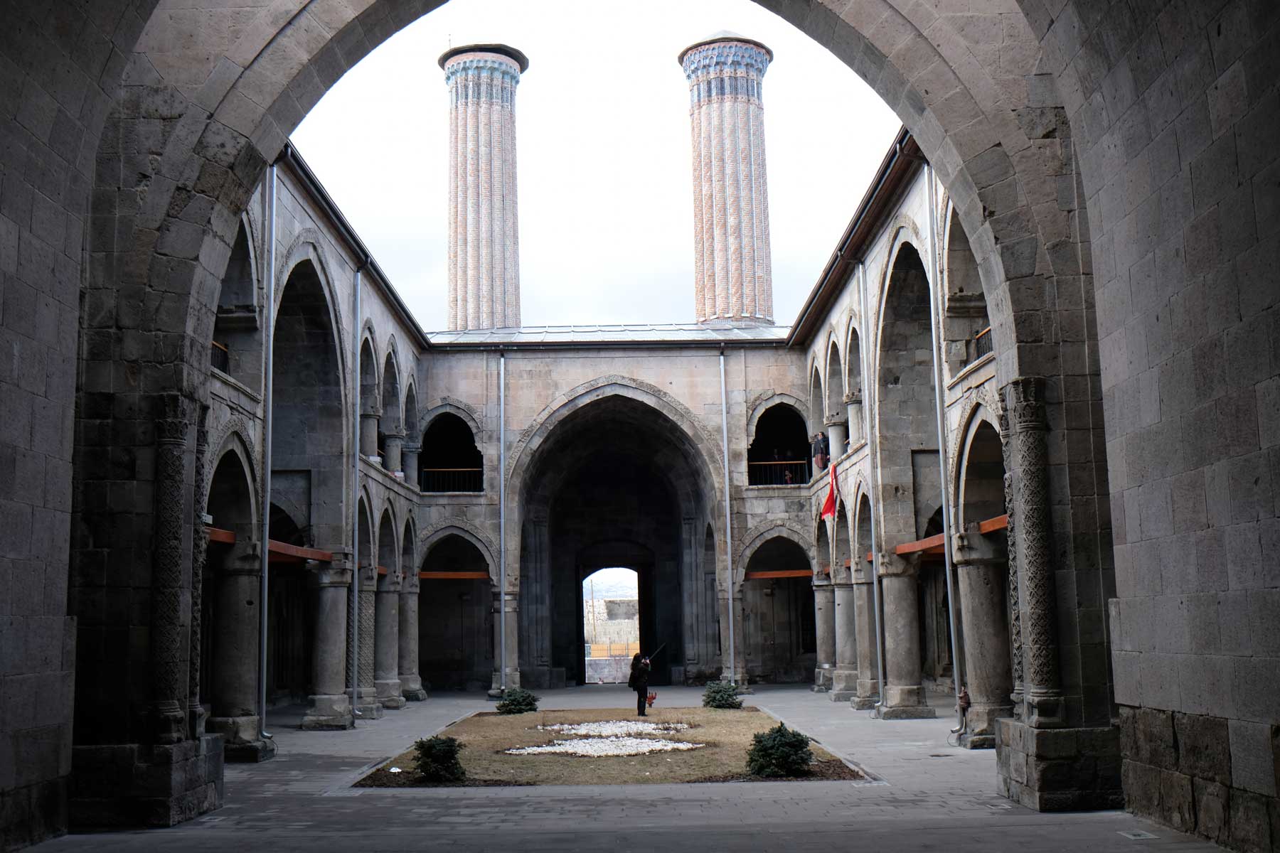 Innenhof der Çifte Minare Medrese