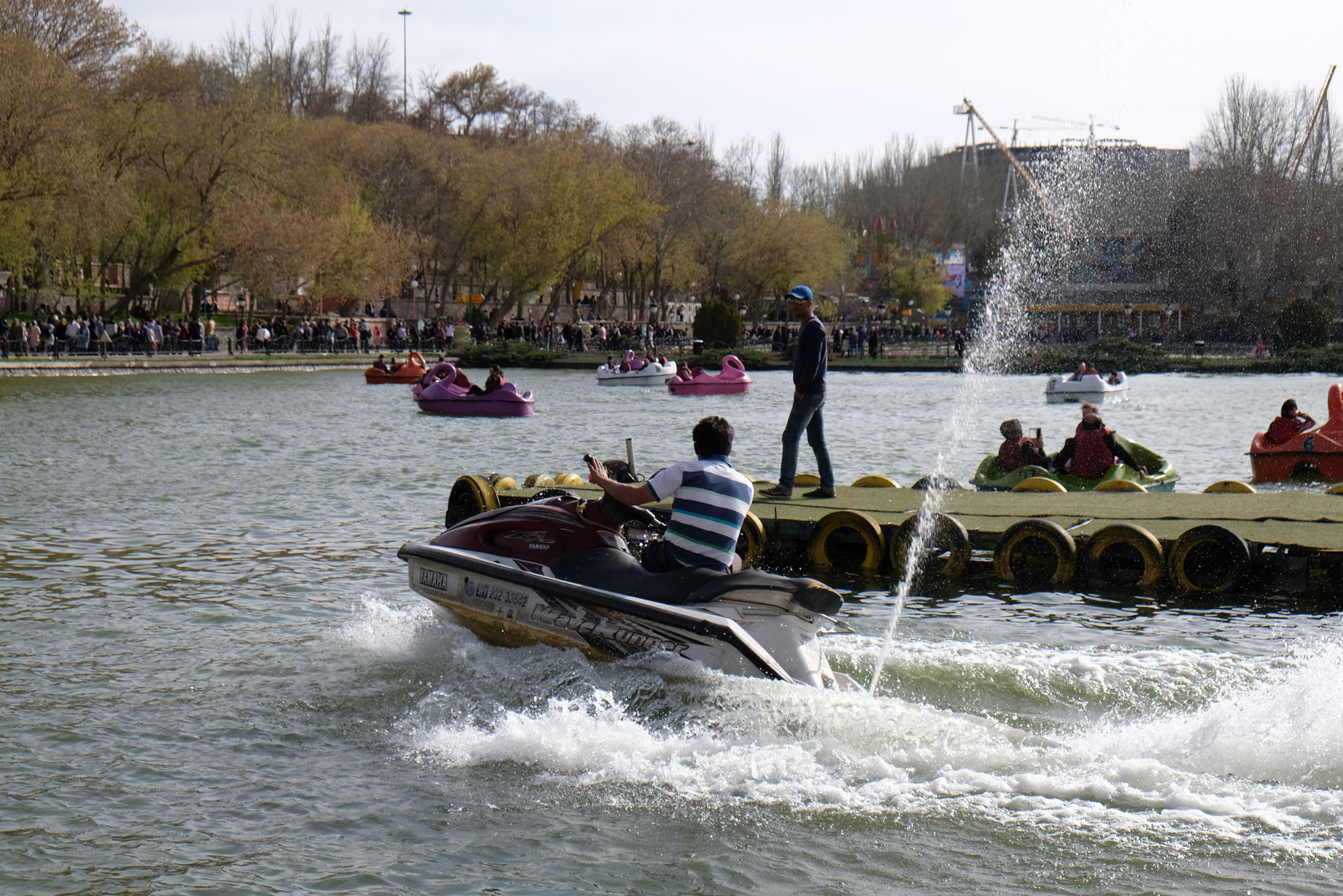 Ein Jetski und Tretboote auf einem See im Elgoli-Park