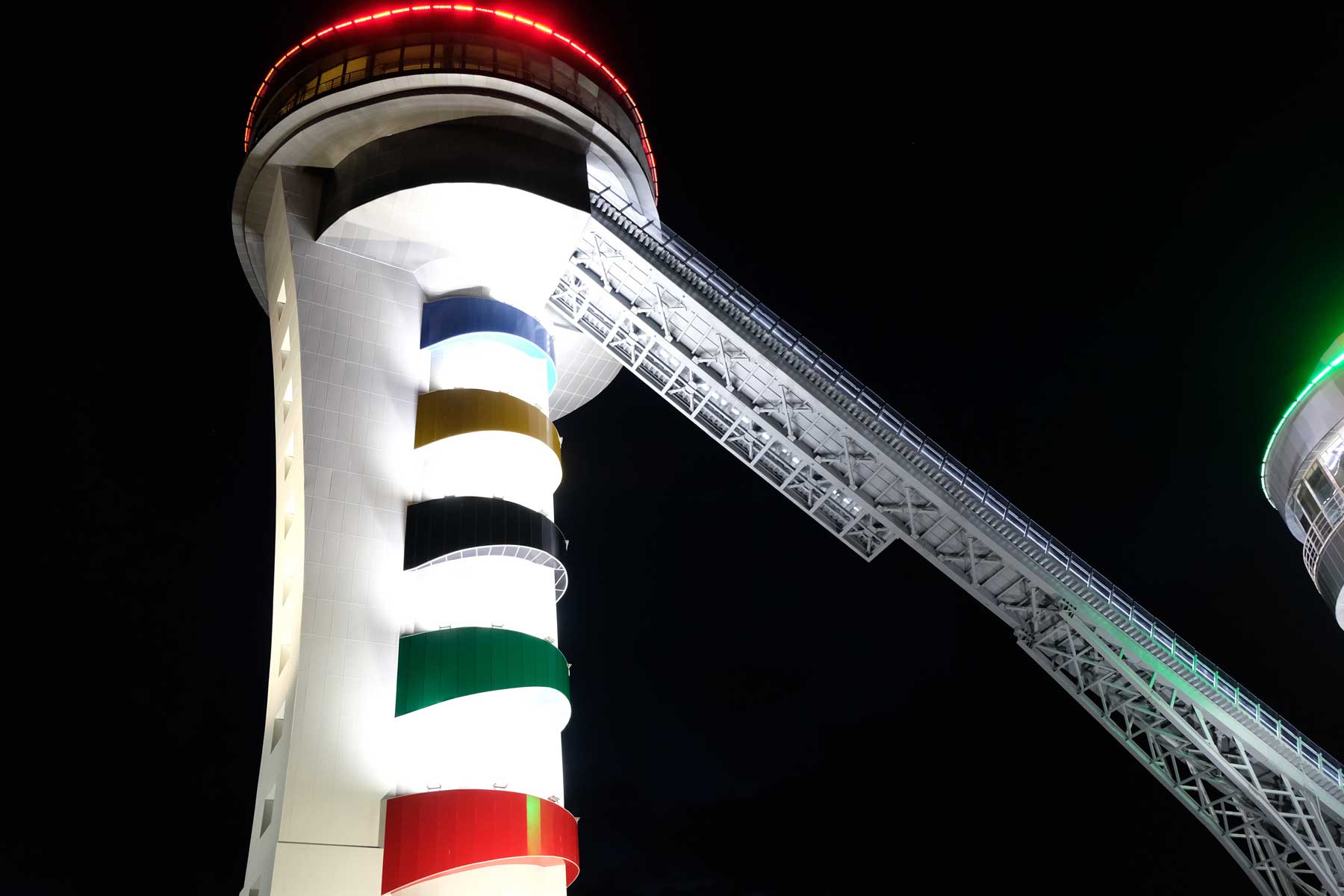 Skisprungturm bei Nacht