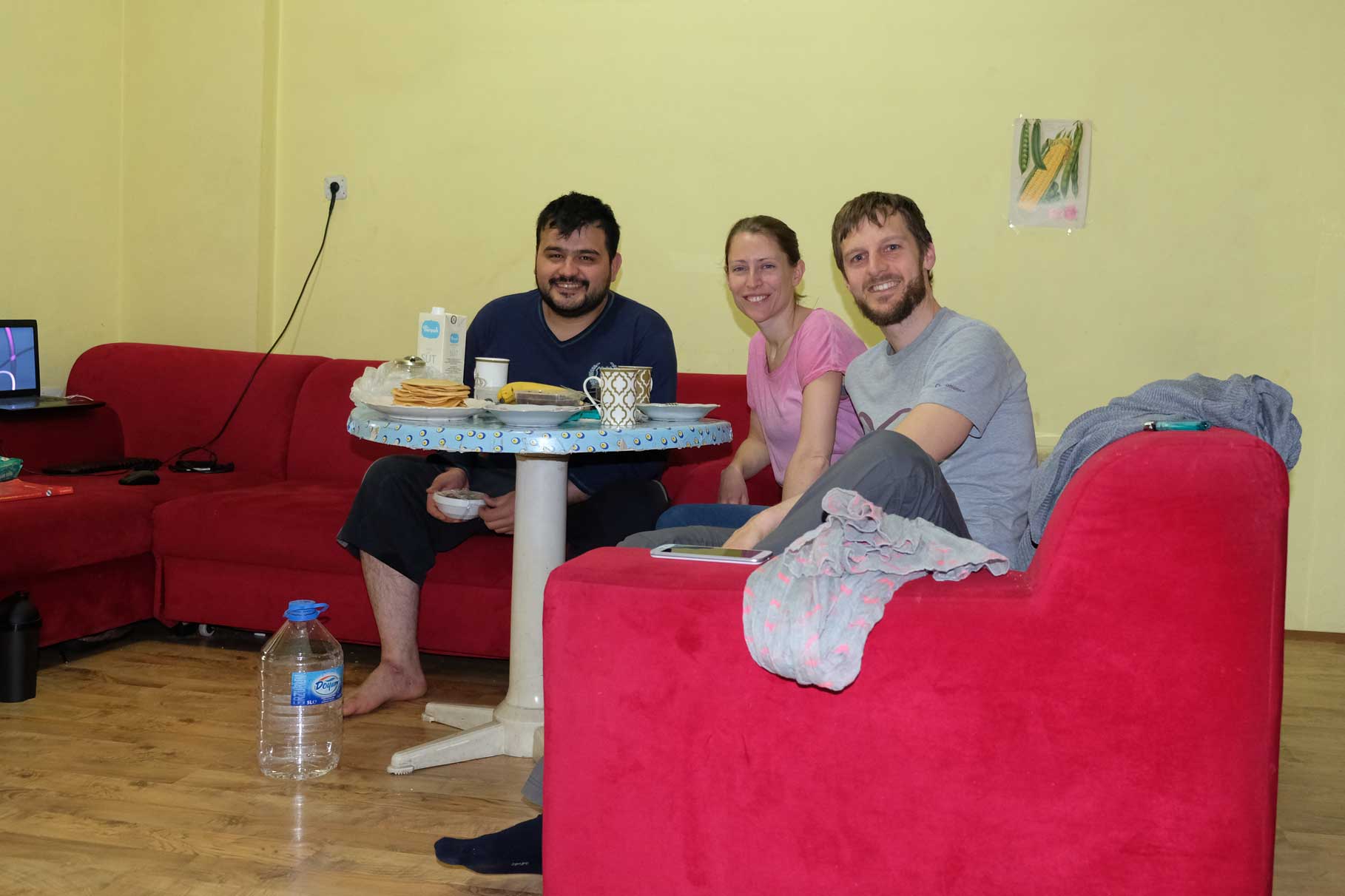 Leo und Sebastian frühstücken mit Refik in seiner Wohnung