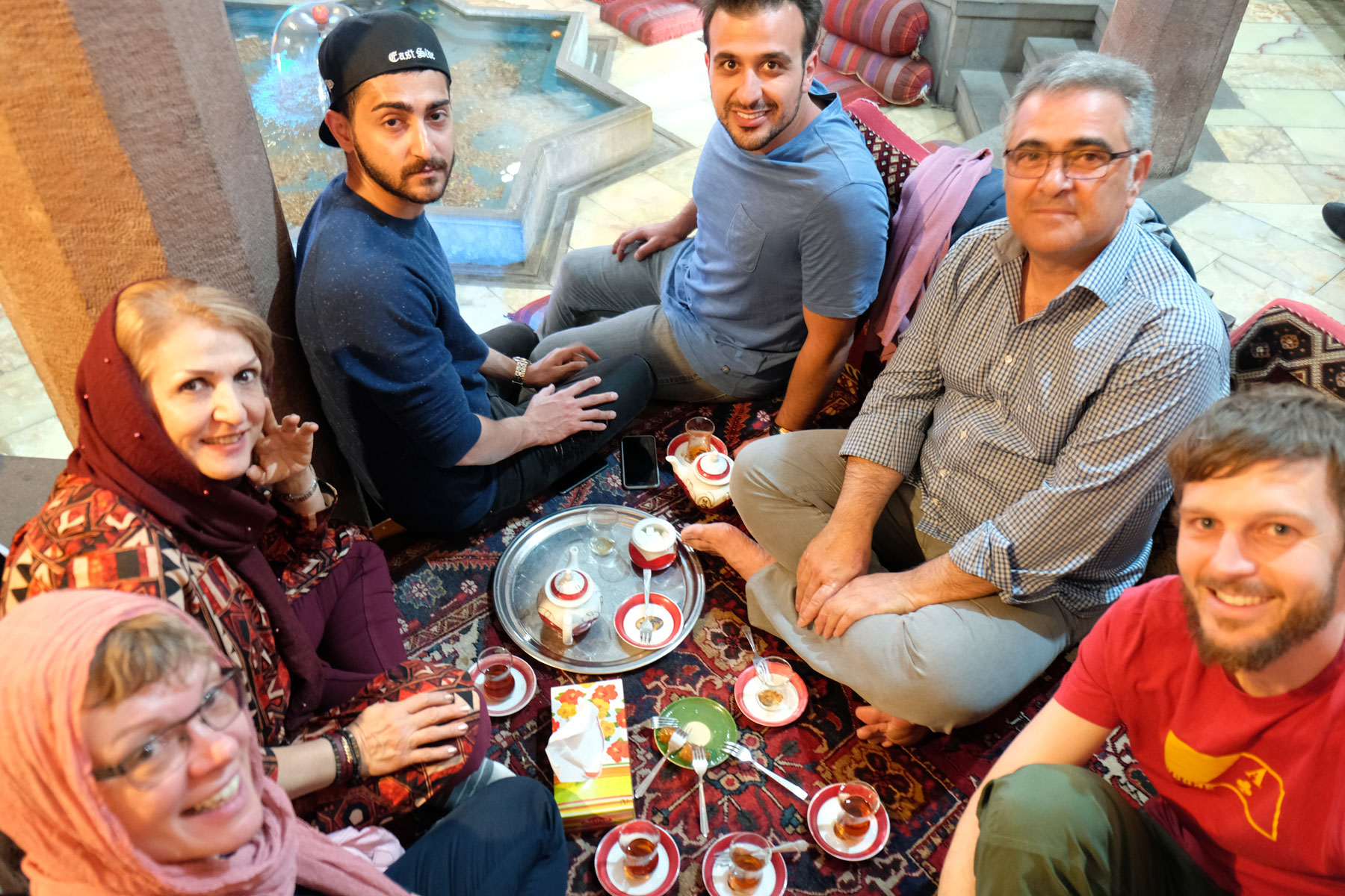 Sebastian mit Hamid und seiner Familie beim Teetrinken