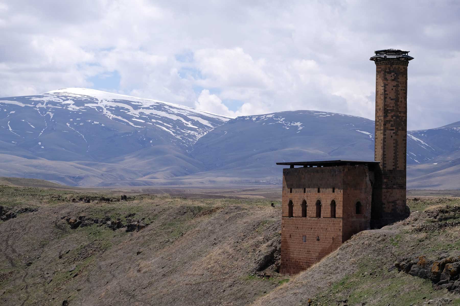 Menüçehr-Moschee vor schneebedeckten Bergen