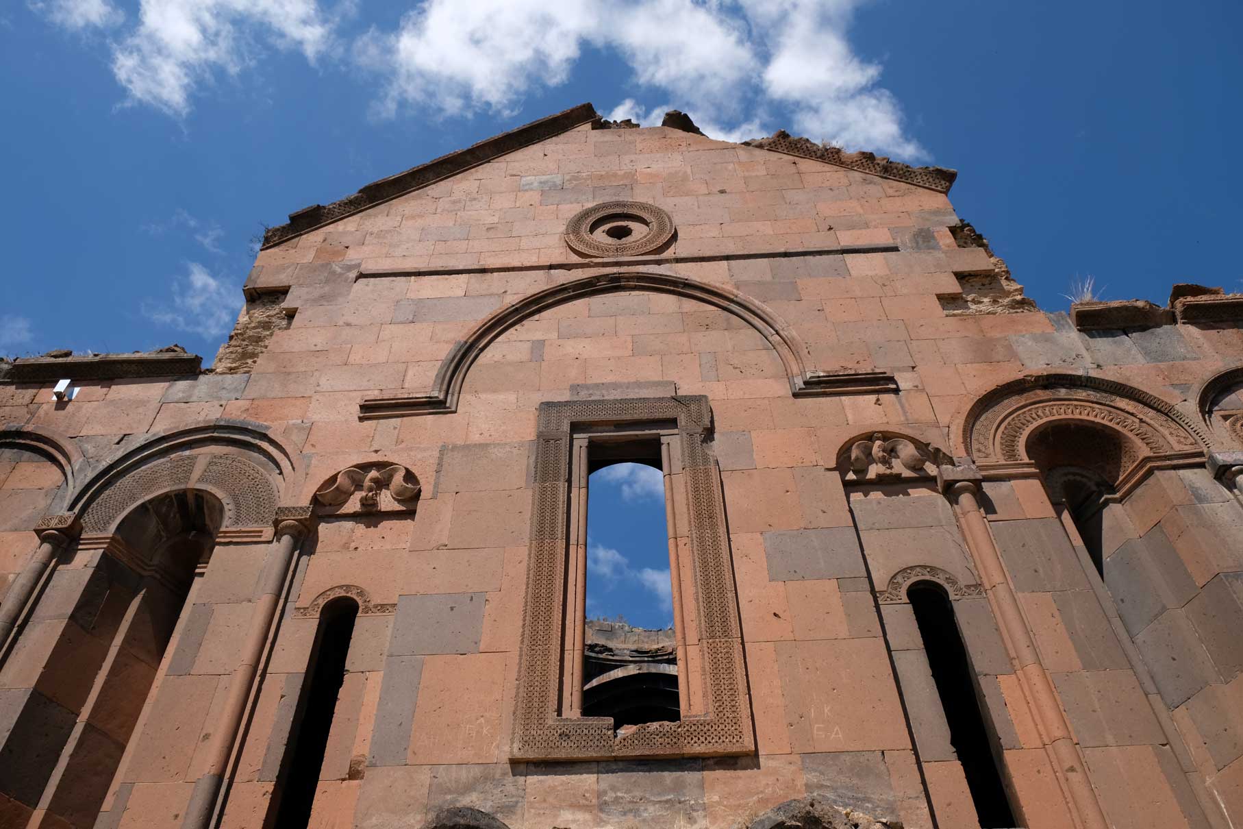 Rotbraune Fassade einer Kirche