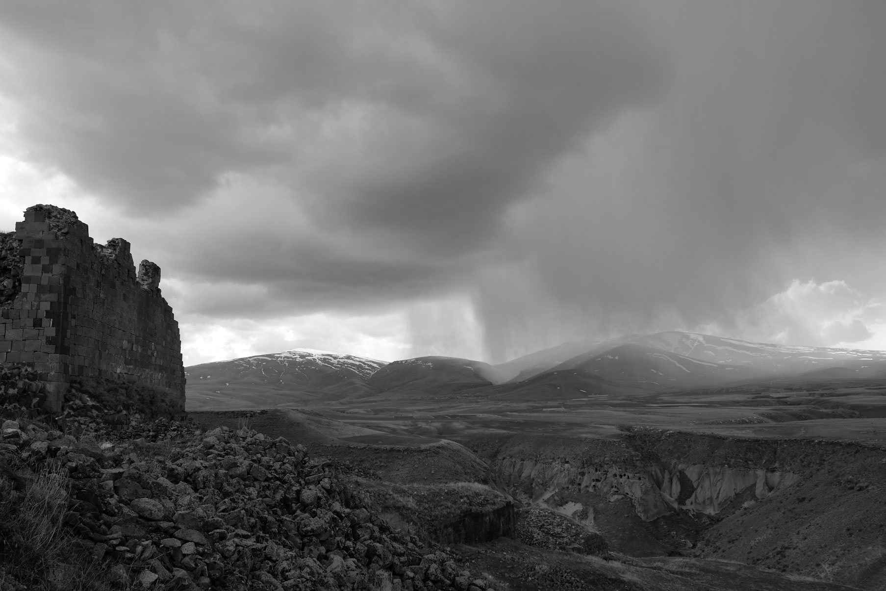 Regenwolken und die Ruine der ehemaligen Zitadelle