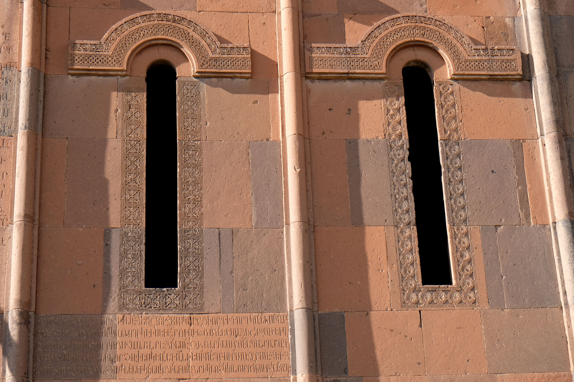 Kirchenfenster mit armenischer Inschrift