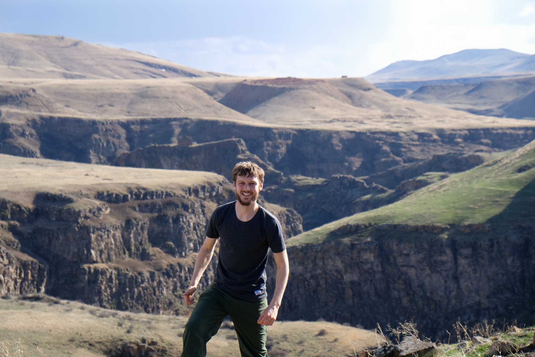 Sebastian steht vor einem Canyon