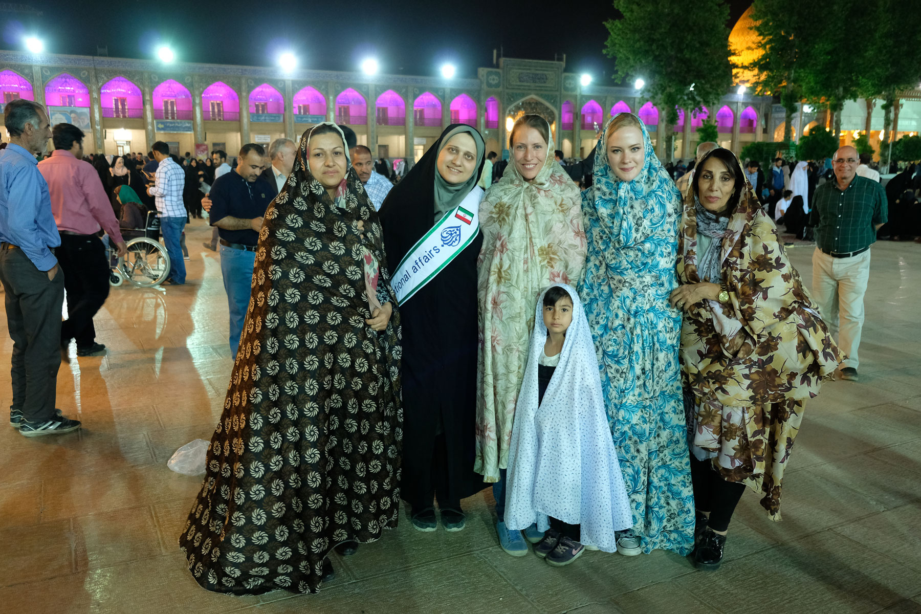 Leo mit Frauen und einem Mädchen. Alle tragen Tschador.