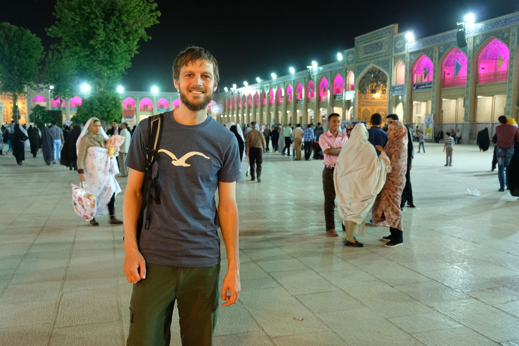 Sebastian auf einem belebten Platz im Schāh-e Tscherāgh