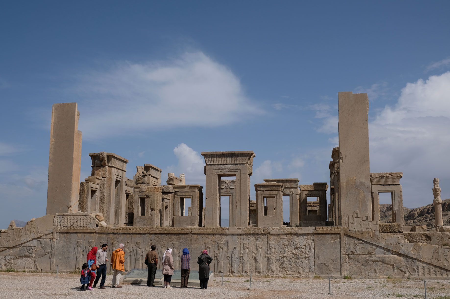 Menschen schauen sich die Überreste von Persepolis an