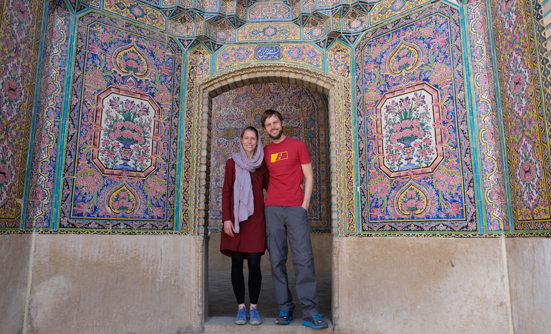 Leo und Sebastian in einem Durchgang in der Pinken Moschee