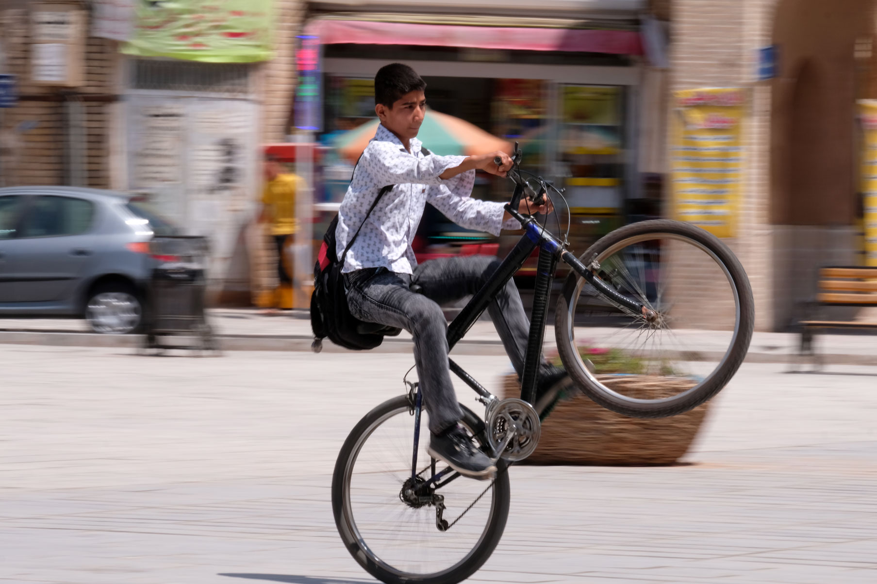 Ein Junge macht einen Wheely mit seinem Fahrrad