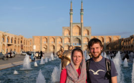 Leo und Sebastian vor dem Meydan-e Amir Chaqmaq in Yazd