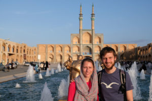 Leo und Sebastian vor dem Meydan-e Amir Chaqmaq in Yazd