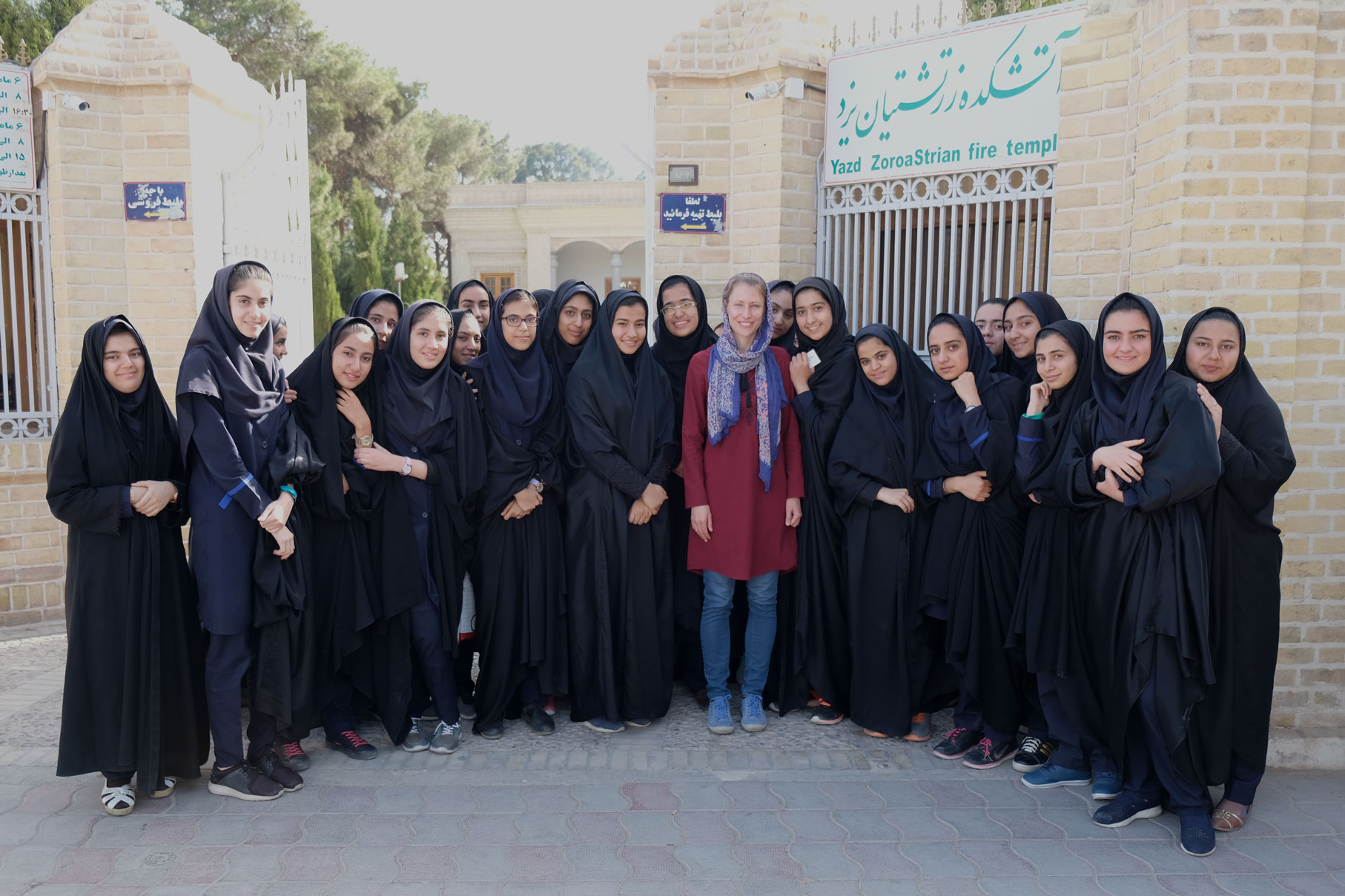Leo mit einer iranischen Mädchenschulklasse. Alle Schülerinnen tragen einen schwarzen Tschador.