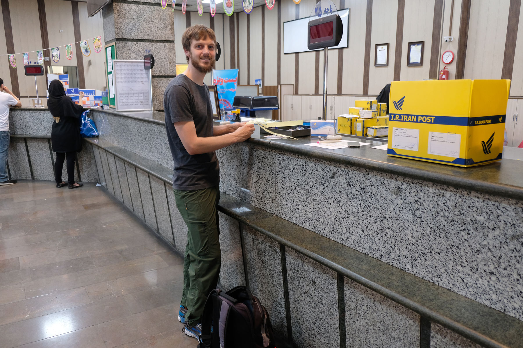 Sebastian am Schalter eines Teheraner Postamts