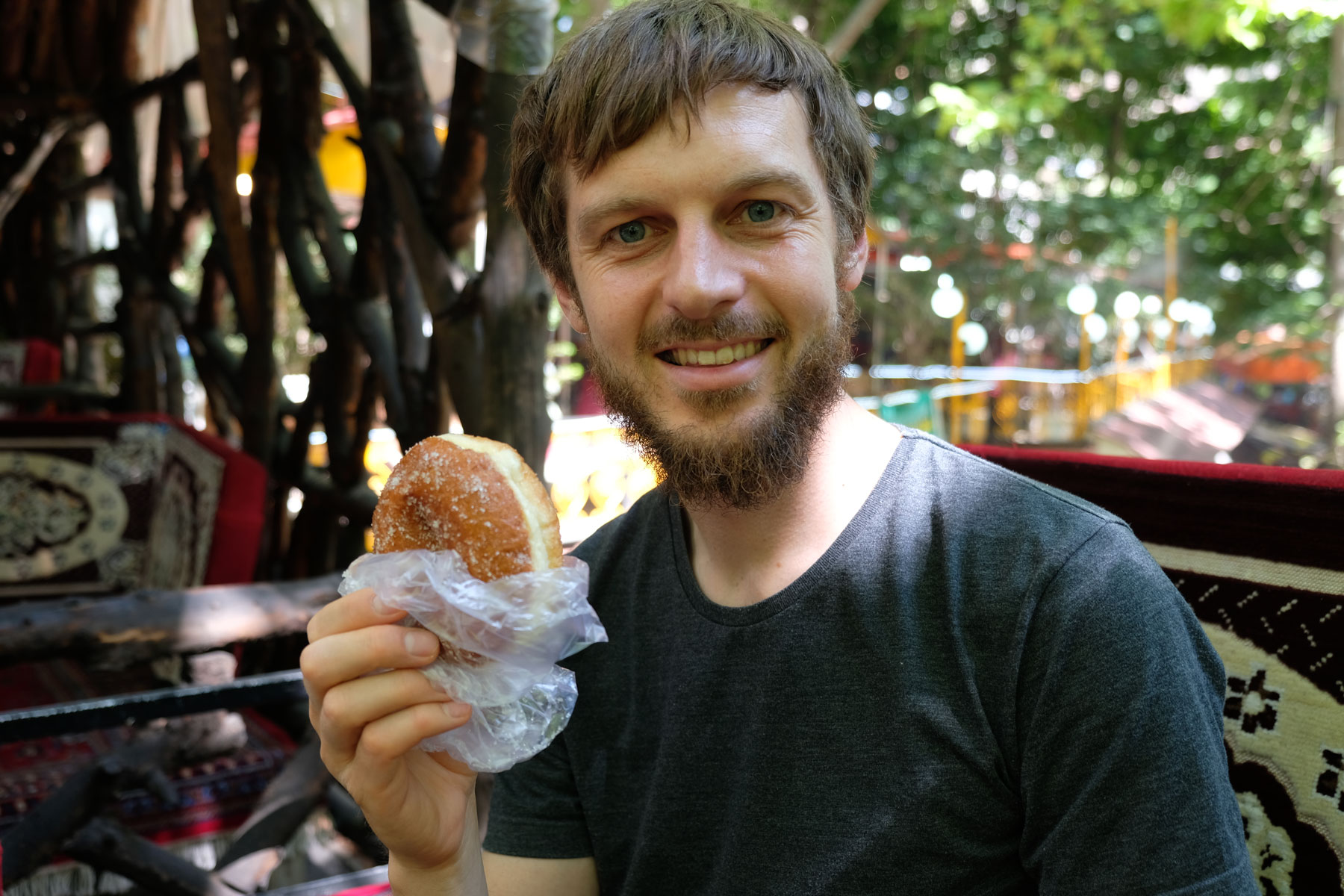 Sebastian hält einen Donut in der Hand