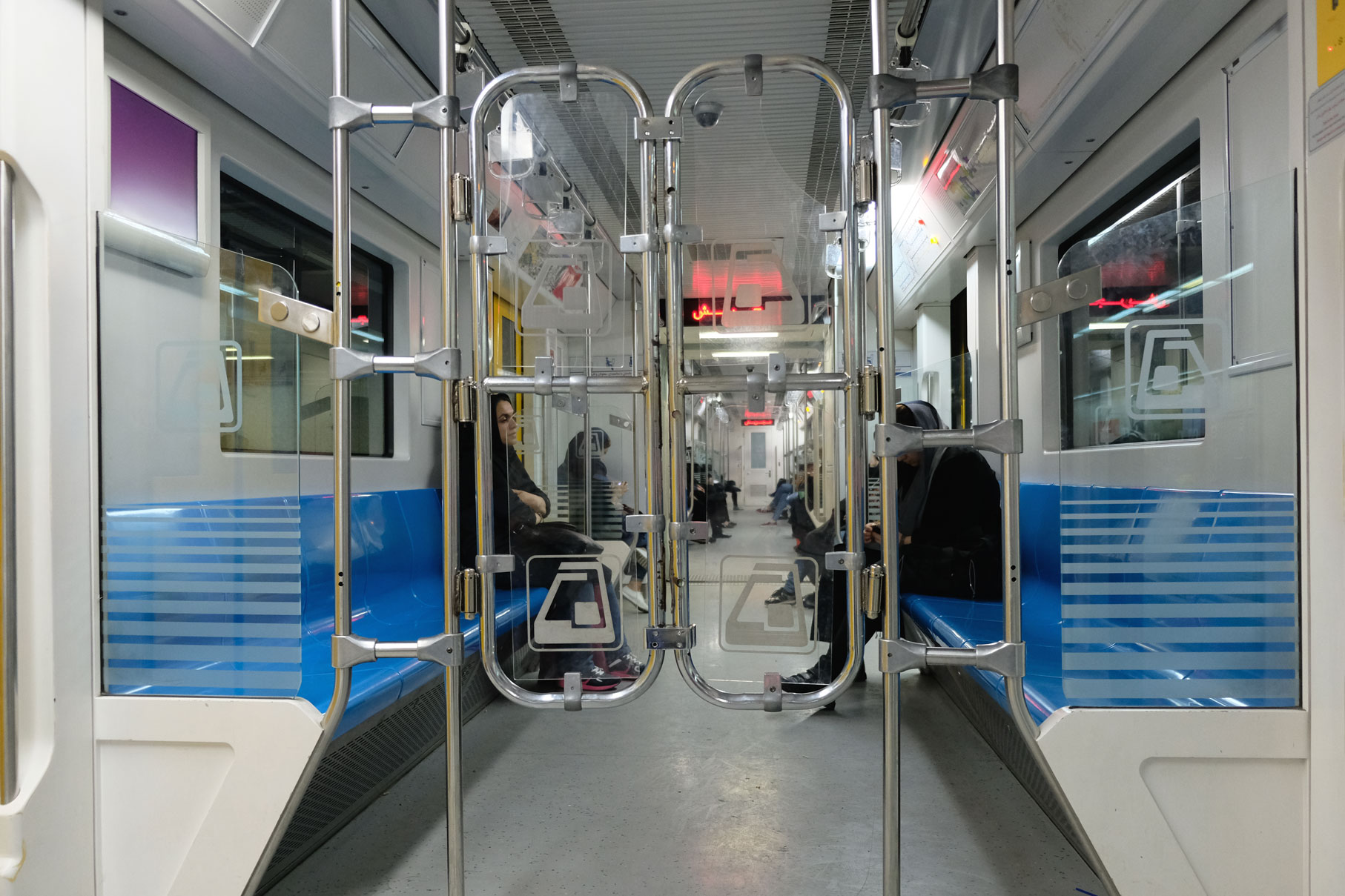 Ein Trenngitter in einem U-Bahnwagon