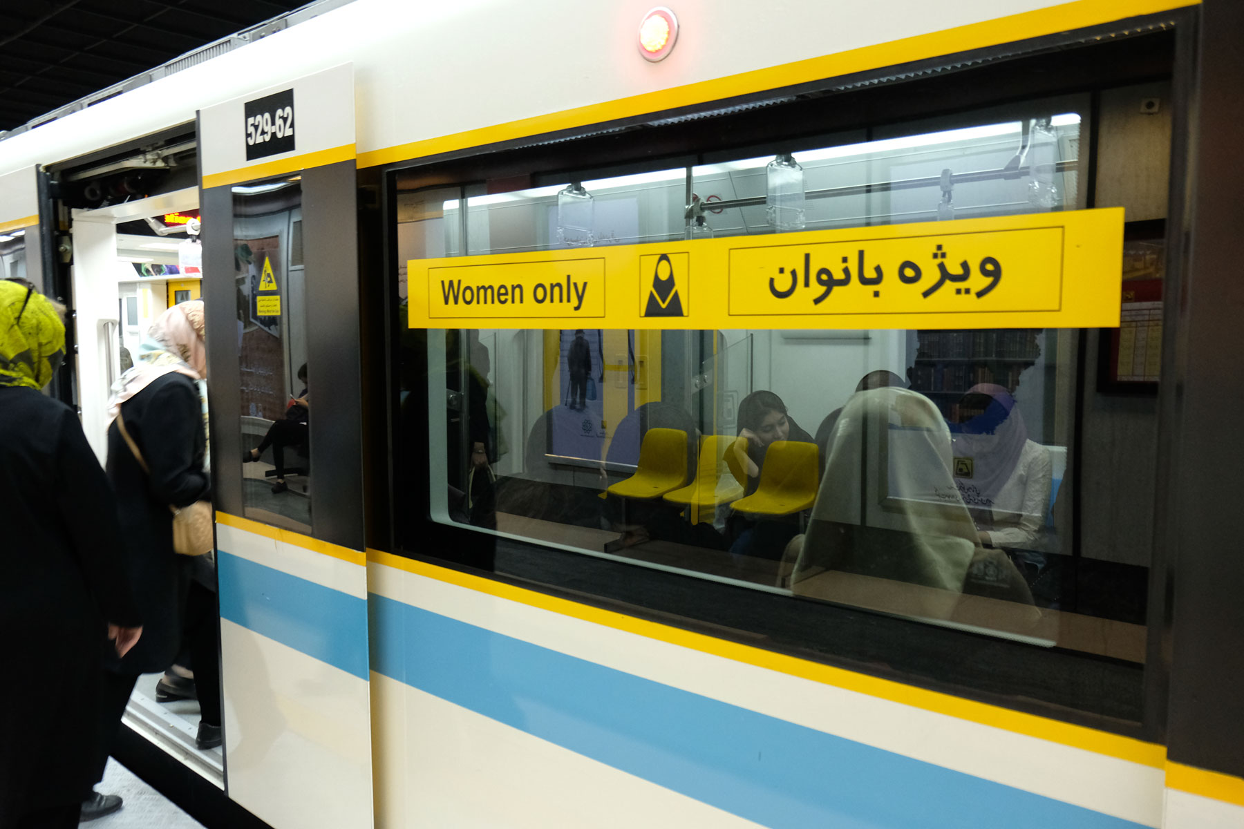 Ein U-Bahnwagon mit einem Hinweisschild, dass nur Frauen mitfahren dürfen