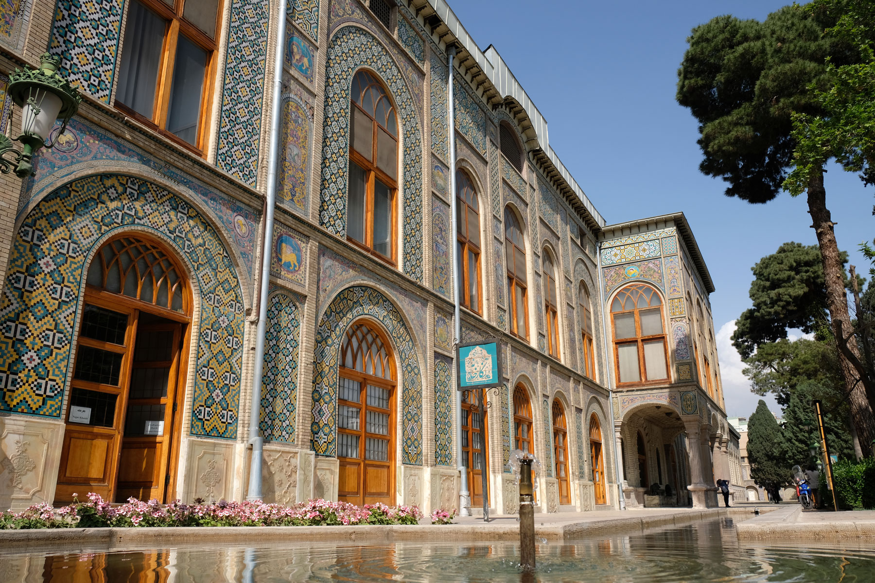 Ein Gebäude im Golestan Garden Palace